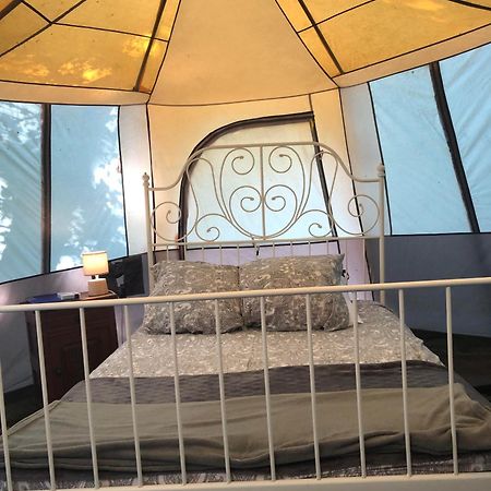 Camping Au Lac Du Drennec Glamping Tent Commana Esterno foto