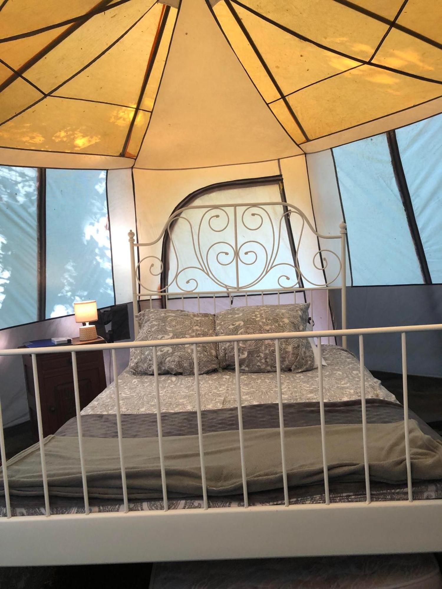 Camping Au Lac Du Drennec Glamping Tent Commana Esterno foto